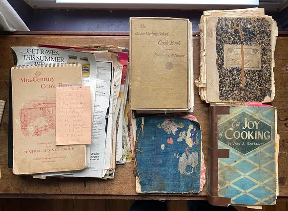96 éves nagymama hagyatéka. A szakácskönyvek tele vannak jegyzetekkel, azaz egyedi információt hordoznak és eltérnek a többi kiadott példányól.