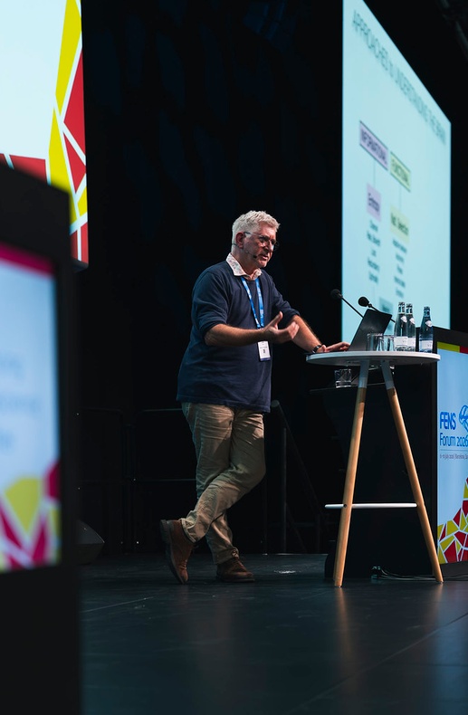 Gilles Laurent francia neurobiológus előadása. Laurent volt az egyik első aki az egyedi idegsejtaktivitás vizsgálata helyett a neuronok populációs aktivitásának (a jelentést hordozó mintázatoknak) elemzését megkezdte. Előadásában polipokról, gyíkokról, sáskákról is beszélt, mert több féle modell állattal is dolgozik.