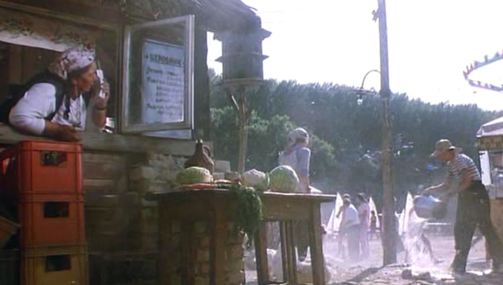 A Macskajajban a főhősnő gavallérjával locsoltatja meg a villanypóznát, hogy az anyja jobban tudjon telefonálni. Vicces, de igaz!